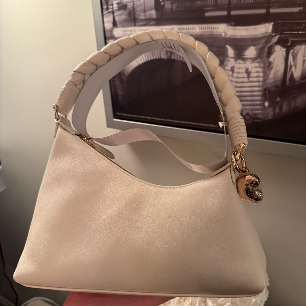 Aupen Nirvana Shoulder Bag as seen on Taylor Swift.